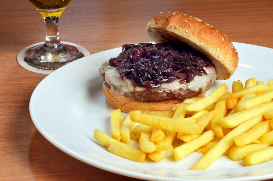 O <a href="https://www.namata.com.br/namata/" rel="Na Mata Café">Na Mata Café</a> (Rua da Mata 70 - Itaim Bibi) irá servir um hambúrguer de picanha com mussarela de búfala derretida e geleia de cebola no pão com gergelim  O <a href="https://www.namata.com.br/namata/" rel="Na Mata Café">Na Mata Café</a> (Rua da Mata 70 - Itaim Bibi) irá servir um hambúrguer de picanha com mussarela de búfala derretida e geleia de cebola no pão com gergelim