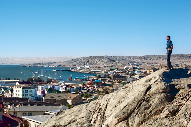 <strong>Lüderitz </strong><strong>–</strong><strong> Namíbia</strong>"Lüderitz é especial para mim, pois dali que, em 1984, parti para minha primeira travessia a remo pelo Atlântico até a Bahia. Adoro esta cidade, que tem um ar colonial, bem similar ao de Paraty. Fica ao sul da incrível Costa do Esqueleto, e, por lá, come-se a melhor ostra do mundo, bebe-se ótimos vinhos. E tem hotéis charmosos – tudo a preços irrisórios"