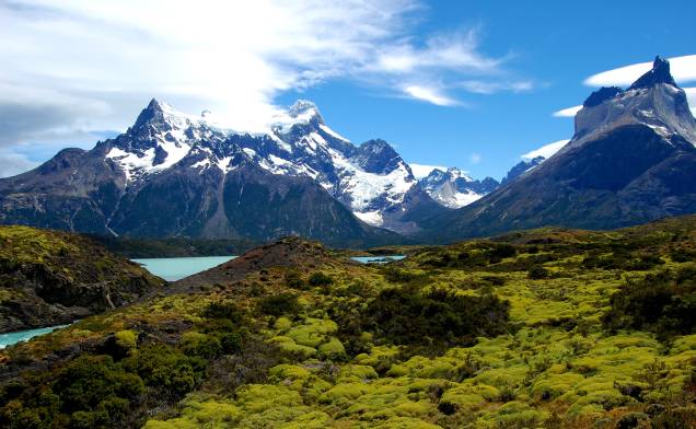 Do lado da Patagônia chilena, a principal atração turística é o <strong><a href="https://viajeaqui.abril.com.br/cidades/chile-torres-del-paine" rel="Parque Nacional Torres del Paine" target="_blank">Parque Nacional Torres del Paine</a>, </strong>tombado pela Unesco desde 1978. Localizado a 110 quilômetros ao norte da cidade de Puerto Natales, de onde é possível acessá-lo, ele guarda torres de granito que atraem escaladores do mundo inteiro Do lado da Patagônia chilena, a principal atração turística é o <strong><a href="https://viajeaqui.abril.com.br/cidades/chile-torres-del-paine" rel="Parque Nacional Torres del Paine" target="_blank">Parque Nacional Torres del Paine</a>, </strong>tombado pela Unesco desde 1978. Localizado a 110 quilômetros ao norte da cidade de Puerto Natales, de onde é possível acessá-lo, ele guarda torres de granito que atraem escaladores do mundo inteiro