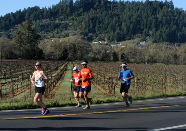 <a href="https://www.napavalleymarathon.org" rel="Maratona de Napa Valley" target="_blank"><strong>Maratona de Napa Valley</strong></a> <strong>– 3 de março de 2013 </strong><strong>–</strong><strong> Napa, Califórnia</strong>    <br />  Um dos mais importantes produtores de vinho dos <a href="https://viajeaqui.abril.com.br/paises/estados-unidos" rel="Estados Unidos" target="_blank">Estados Unidos</a>, o condado de <strong>Napa</strong>, na <strong>Califórnia</strong>, receberá a 35ª edição da <strong>Maratona de Napa Valley</strong> no ano que vem. A prova acontece praticamente por toda a extensão da Silverado Trail, desde a pequena – e elevada cidade – Calistoga, até Napa, passando por todo o vale e as plantações de uva do local. Há a opção da corrida de cinco quilômetros mais recreativa, que começa uma hora depois da prova oficial.    Napa é um lugar perfeito para conhecer vinícolas, provar excelentes vinhos e curtir o clima agradável das pequenas cidades dos Estados Unidos. O clima da época em que a corrida acontece – em março – ainda é frio, ideal para bons jantares com vinho. As cidades da região contam com spas, além de outras atividades que se pode fazer lá, como passear de bicicleta pelo vale, ou jogar golfe no <a href="https://www.chardonnaygolfclub.com/" rel="Chardonnay Golf Club" target="_blank">Chardonnay Golf Club</a> (2555 Jameson Canyon Road, Napa, CA).    A próxima corrida será no dia 3 de março de 2013, mas as inscrições pelo <a href="https://www.napavalleymarathon.org" rel="site da Maratona de Napa Valley" target="_blank">site da Maratona de Napa Valley</a> ainda não abriram.
