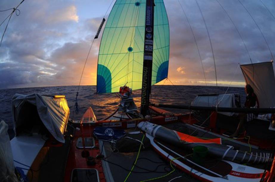 Foto tirada por Beto Pandiani durante a Travessia do Atlântico. O catamarã tem internet via satélite. Além da posição exata posição do barco, você pode acompanhar os posts dos velejadores e as fotos da viagem no site <a href="https://travessiadoatlantico.tumblr.com" rel="https://travessiadoatlantico.tumblr.com" target="_blank">travessiadoatlantico.tumblr.com</a>