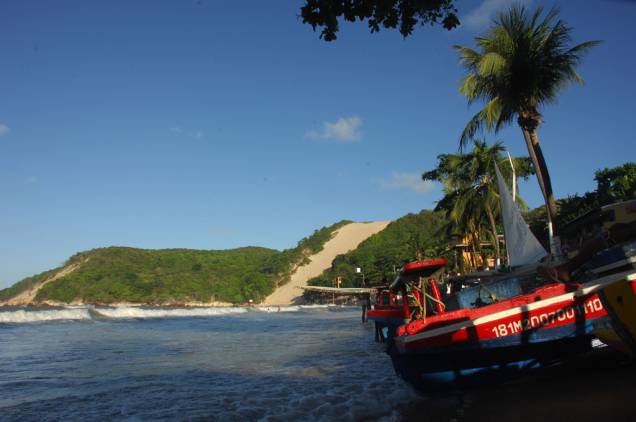 A praia de Ponta Negra é parada obrigatória em uma visita à <a href="http://viajeaqui.abril.com.br/cidades/br-rn-natal" rel="Natal (RN)" target="_blank">Natal (RN)</a>