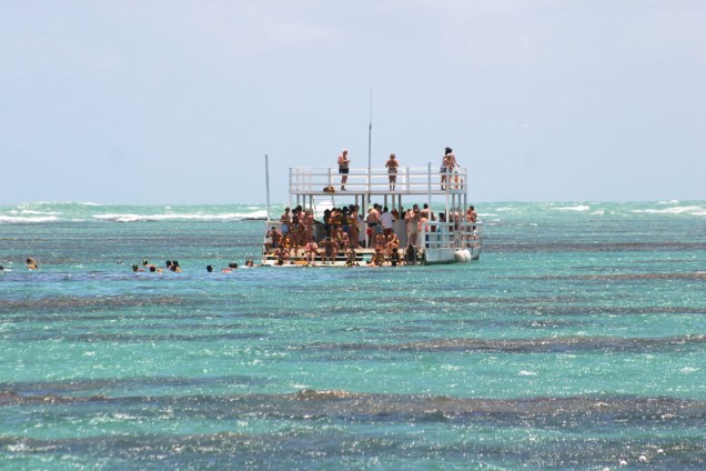 Um passeio de barco no mar de corais de <strong>Parrachos de Maracajaú</strong>, no distrito de Maxaranguape, a 57 quilômetros de Natal