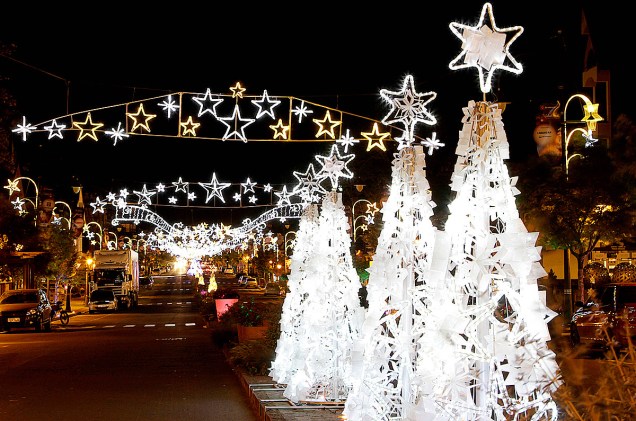 A decoração natalina toma conta das ruas da cidade até o dia 11 de janeiro