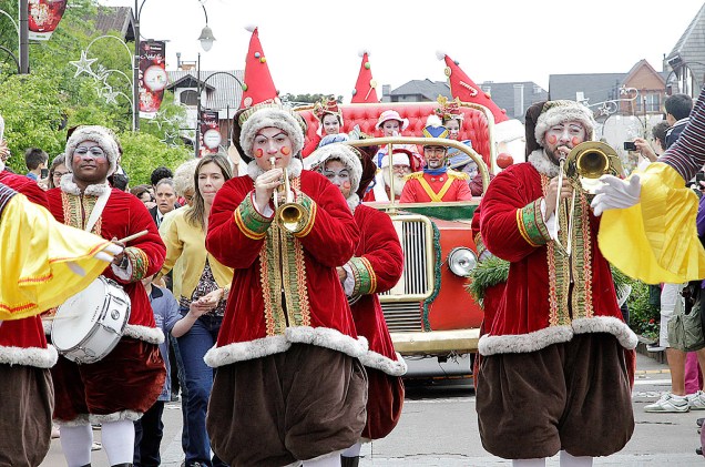 Parada de Natal - desfiles, espetáculos, neve artificial e Papai Noel são as atrações do evento, que vai até 11 de janeiro de 2015