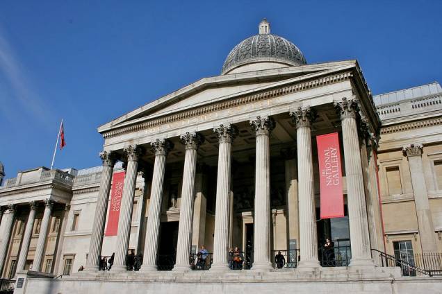 Imperdível é a <a href="https://viajeaqui.abril.com.br/estabelecimentos/reino-unido-londres-atracao-national-gallery" rel="National Gallery" target="_blank"><strong>National Gallery</strong></a> <em>(</em>foto; <em><a href="https://nationalgallery.org.uk" rel="nationalgallery.org.uk" target="_blank">nationalgallery.org.uk</a>; 10h/18h, 6ª 10h/21h; grátis)</em>, que tem no acervo de mais de 2 mil obras Cézanne, Rembrandt, Van Gogh, Da Vinci, Botticelli; ao lado, na <strong>National Portrait Gallery</strong> <em>(<a href="https://npg.org.uk" rel="npg.org.uk" target="_blank">npg.org.uk</a>; 10h/18h, 6ª 10h/21h; grátis)</em>, aproveite para conferir até 21 de outubro a exposição temporária com 60 retratos da rainha Elizabeth II feitos por Andy Warhol, Annie Leibovitz e Lucian Freud, entre outros Imperdível é a <a href="https://viajeaqui.abril.com.br/estabelecimentos/reino-unido-londres-atracao-national-gallery" rel="National Gallery" target="_blank"><strong>National Gallery</strong></a> <em>(</em>foto; <em><a href="https://nationalgallery.org.uk" rel="nationalgallery.org.uk" target="_blank">nationalgallery.org.uk</a>; 10h/18h, 6ª 10h/21h; grátis)</em>, que tem no acervo de mais de 2 mil obras Cézanne, Rembrandt, Van Gogh, Da Vinci, Botticelli; ao lado, na <strong>National Portrait Gallery</strong> <em>(<a href="https://npg.org.uk" rel="npg.org.uk" target="_blank">npg.org.uk</a>; 10h/18h, 6ª 10h/21h; grátis)</em>, aproveite para conferir até 21 de outubro a exposição temporária com 60 retratos da rainha Elizabeth II feitos por Andy Warhol, Annie Leibovitz e Lucian Freud, entre outros