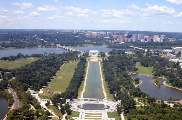 Vista aérea do eixo oeste do National Mall, com o Memorial à II Grande Guerra em primeiro plano, o monumento a Lincoln do lado oposto do espelho dágua e o cemitério de Arlington do outro lado do rio Potomac, já no estado da Virgínia