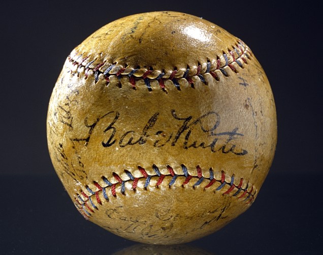 Bola de beisebol assinada por Babe Ruth, o maior astro da história do mais americano dos esportes