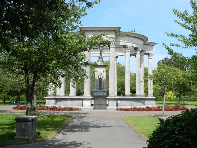 Situado no Cathays Park, em Cardiff, o National War Memorial homenageia os galeses mortos durante a Primeira e a Segunda Guerra Mundial