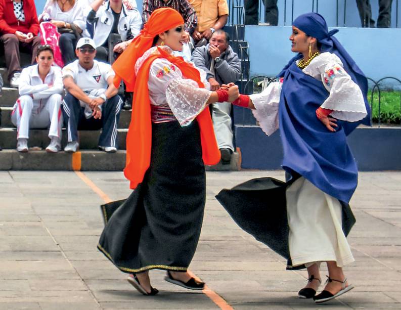 Uma dança para saudar o mundo que a linha divide, em Quito Uma dança para saudar o mundo que a linha divide, em Quito