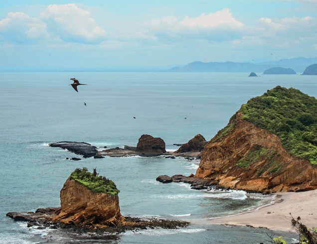 O Pacífico e os rochedos da Praia de los Frailes