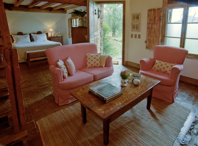 Todos os chalés da pousada La Hacienda, em Gramado, possuem sala de estar, mezanino, varanda externa coberta, calefação e banheira de hidromassagem