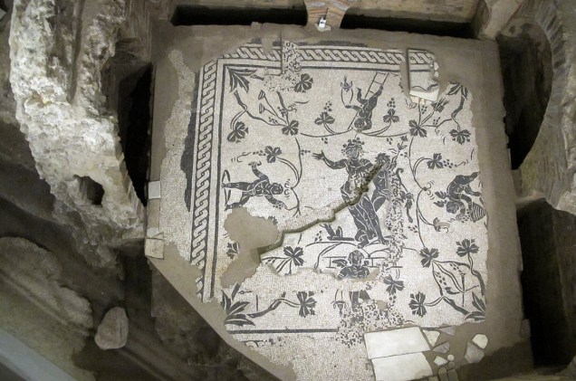 Dá pra ver os mosaicos da Necrópole da Via Triumphalis