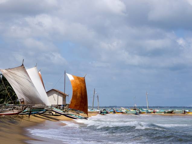 Barcos pesqueiros em Negombo, oeste do Sri Lanka