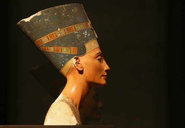 O busto de Nefertiti está no Museu Egípcio de Berlim, dentro do edifício do Neues Musem