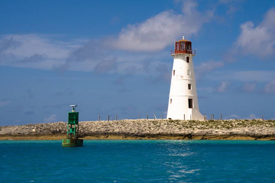 O Farol de Paradise Island serve de referência ao porto de Nassau, em New Providence