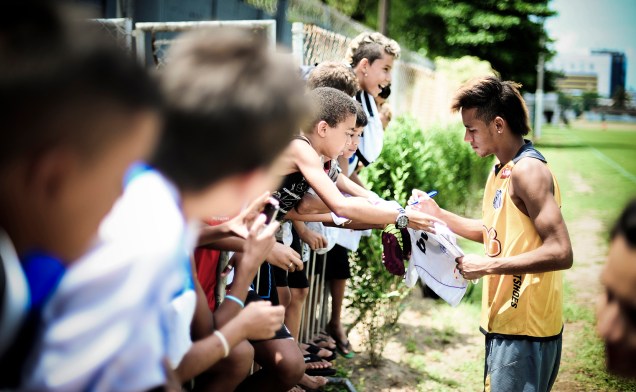 Neymar atende os pequenos fãs no CT Rei Pelé