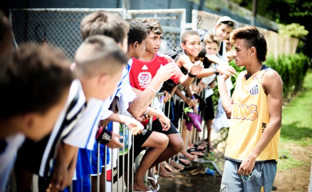 Torcedores do Santos conversam com a joia Neymar no CT Rei Pelé