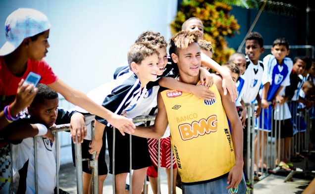 Neymar tira fotos com os fãs no CT Rei Pelé