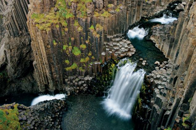 Em Litlanesfoss, Islândia, a cascata cruza na perpendicular um antigo fluxo de lava que formou colunas ao se resfriar