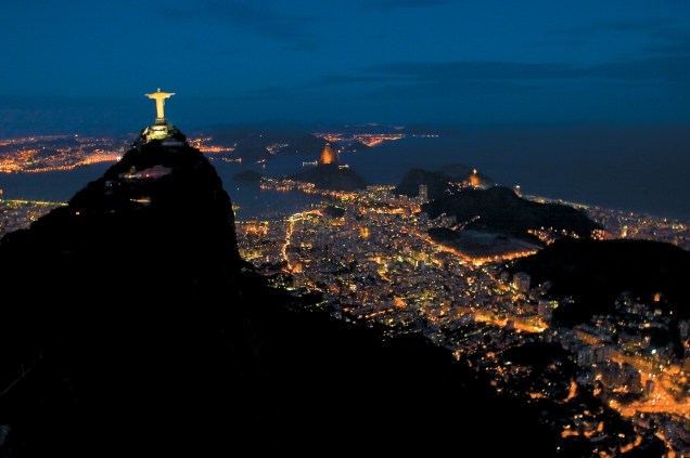 Para muita gente, um dos centros urbanos mais privilegiados pela natureza no mundo é ainda mais bonito à noite: Rio de Janeiro (RJ), uma das finalistas na categoria Melhor Cidade no <strong>Prêmio VT 2012/2013</strong>