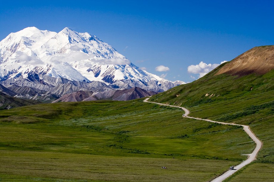 <strong>Mount McKinley, <a href="https://viajeaqui.abril.com.br/paises/estados-unidos" rel="Estados Unidos" target="_blank">Estados Unidos</a></strong>A mais alta montanha da <strong>América do Norte</strong>, o McKinley, localiza-se no Parque Nacional Denali, no <strong>Alasca</strong>. A paisagem inóspita e selvagem é perfeita para grandes trekkings e viagens de caiaque