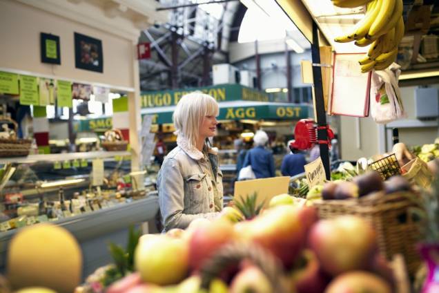 O grande mercado de Gotemburgo encontra-se no Kungstorget, apresentando uma ampla variedade de lojas que vendem ingredientes frescos o ano todo