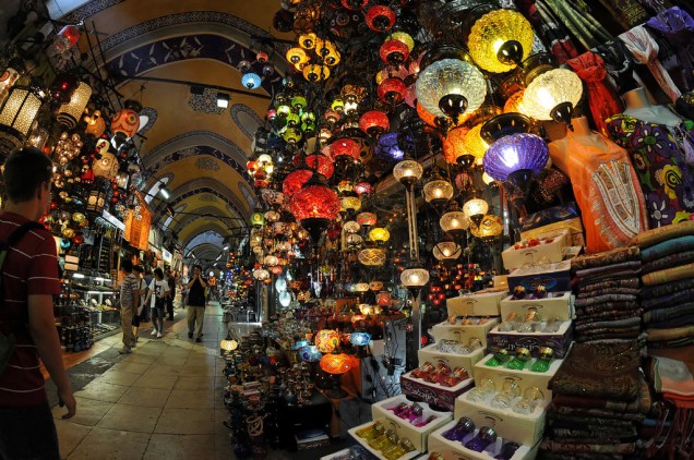 A mãe de todos os mercados. O Grande Bazar de Istambul, o Kapali Carsi, tem mais de três mil lojas, casas de chá, mesquitas, cafés e restaurantes, espalhados por mais de 300 mil metros quadrados