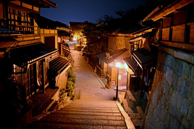 A ladeira Ninenzaka é um dos melhores passeios em Kyoto, para fazer compras, comer ou simplesmente ver pessoas