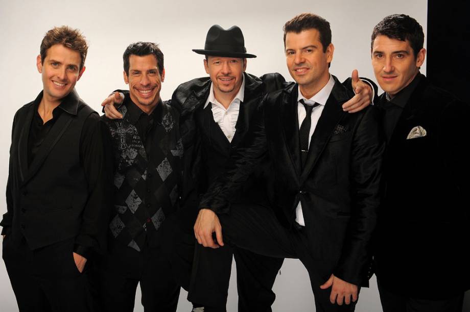 <strong>NEW KIDS ON THE BLOCK </strong><br /><br />Agora eles já não são mais <em>new kids</em> (estão na faixa dos 40), mas o quinteto que foi sucesso entre as décadas de 80 e 90 retomou a carreira e partiu em uma turnê que chega ao Brasil neste ano – e o público, que também cresceu, vai matar a saudade dos hits <span id="cke_bm_165S" style="display: none;"> </span><em>Be My Girl</em><span id="cke_bm_165E" style="display: none;"> </span>, <em>Please, Don´t Go Girl</em>, <span id="cke_bm_171S" style="display: none;"> </span><em>Step by Step</em><span id="cke_bm_171E" style="display: none;"> </span>, <em>I’ll Be Loving You (Forever)</em> e vários outr<span id="cke_bm_172E" style="display: none;"> </span>os com nostalgia.<span id="cke_bm_166E" style="display: none;"> </span>O show faz parte da turnê<em> New Kids on The Block: Live</em>, que segue desde 2008 com o lançamento do álbum <em>The Block</em>.<br /><strong>Onde e Quando:</strong> São Paulo, dia 17 de junho, no HSBC Brasil<strong>Quanto:</strong> valores ainda não divulgados <strong>NEW KIDS ON THE BLOCK </strong><br /><br />Agora eles já não são mais <em>new kids</em> (estão na faixa dos 40), mas o quinteto que foi sucesso entre as décadas de 80 e 90 retomou a carreira e partiu em uma turnê que chega ao Brasil neste ano – e o público, que também cresceu, vai matar a saudade dos hits <span id="cke_bm_165S" style="display: none;"> </span><em>Be My Girl</em><span id="cke_bm_165E" style="display: none;"> </span>, <em>Please, Don´t Go Girl</em>, <span id="cke_bm_171S" style="display: none;"> </span><em>Step by Step</em><span id="cke_bm_171E" style="display: none;"> </span>, <em>I’ll Be Loving You (Forever)</em> e vários outr<span id="cke_bm_172E" style="display: none;"> </span>os com nostalgia.<span id="cke_bm_166E" style="display: none;"> </span>O show faz parte da turnê<em> New Kids on The Block: Live</em>, que segue desde 2008 com o lançamento do álbum <em>The Block</em>.<br /><strong>Onde e Quando:</strong> São Paulo, dia 17 de junho, no HSBC Brasil<strong>Quanto:</strong> valores ainda não divulgados