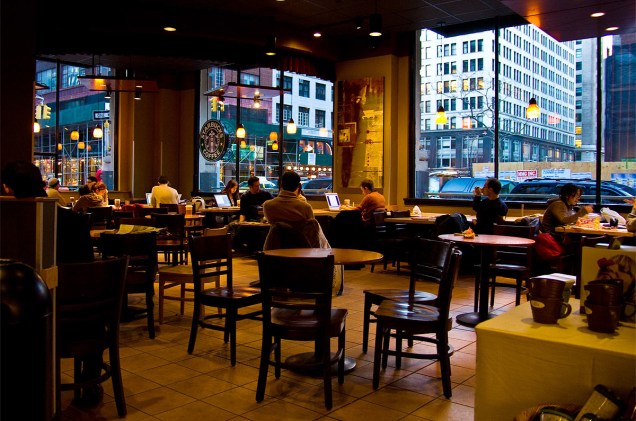 Novaiorquinhos tomam café e trabalham em Starbucks da Park Avenue, em Manhattan