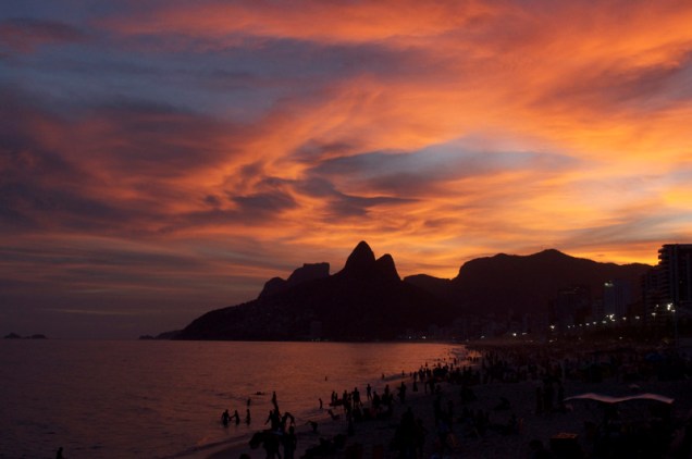 Crepúsculo na praia de Ipanema, no Rio de Janeiro.