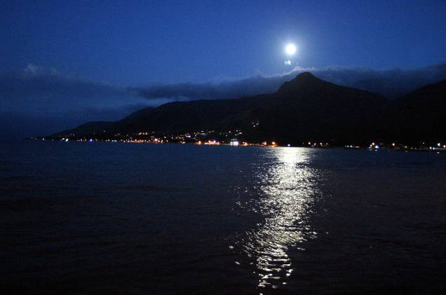 Noite de luar ilumina o canal entre Ilhabela e São Sebastião; provavelmente essa será a sua primeira impressão da cidade ao cruzar o canal de balsa na sexta à noite, para passar um fim de semana Noite de luar ilumina o canal entre Ilhabela e São Sebastião; provavelmente essa será a sua primeira impressão da cidade ao cruzar o canal de balsa na sexta à noite, para passar um fim de semana