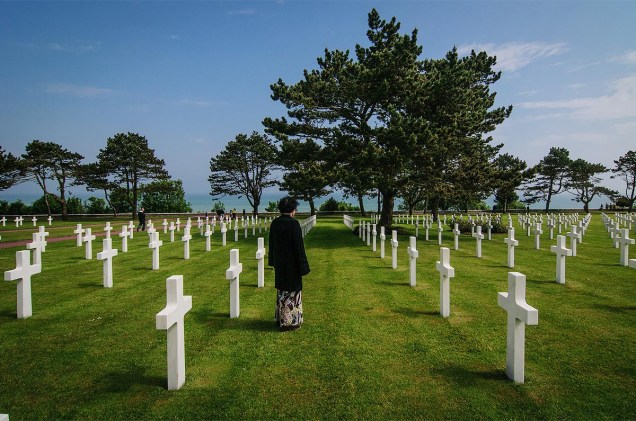 Turistas visitam o Cemitério Militar Americano na cidadezinha de Collevile-sur-Mer, na costa da Normandia