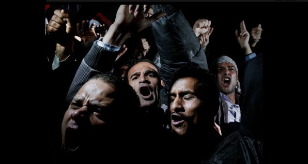 Manifestantes cantam e gritam no Cairo Tahrir Square, depois de ouvir o discurso em que o presidente egípcio, Hosni Mubarak, na qual o mesmo afirmava que não iria desistir do poder. A foto foi vencedora da categoria Notícias gerais (foto única) 