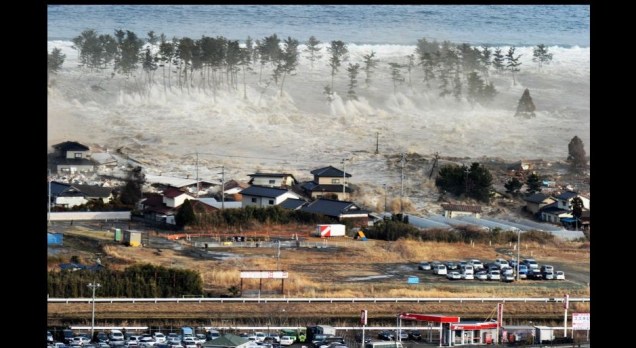 Um poderoso<strong> tsunami </strong>se dirige em direção à costa japonesa, engolindo áreas empresariais e residenciais na cidade de Natori, Miyagi Prefecture, no <strong>Japão</strong>. A foto foi vencedora da categoria Notícia (reportagem fotográfica)