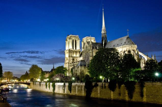 <strong>TEMPLO GÓTICO</strong> Sobre a Île de la Cité, ilha no Rio Sena, a Notre-Dame de Paris, de 1340, é considerada a mais bela do gênero <strong>TEMPLO GÓTICO</strong> Sobre a Île de la Cité, ilha no Rio Sena, a Notre-Dame de Paris, de 1340, é considerada a mais bela do gênero
