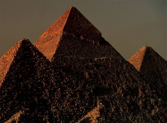 Três gerações de egípcios ergueram em Gizé um conjunto de pirâmides, há mais de 4 mil anos. Hoje, as construções, apesar de deterioradas, fascinam os visitantes pela grandiosidade