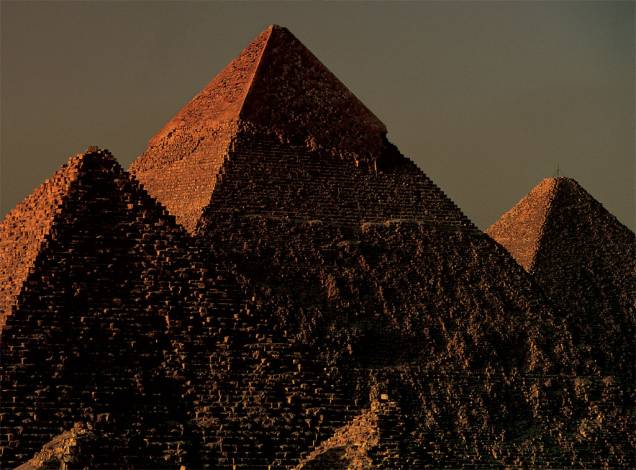 Três gerações de egípcios ergueram em Gizé um conjunto de pirâmides, há mais de 4 mil anos. Hoje, as construções, apesar de deterioradas, fascinam os visitantes pela grandiosidade Três gerações de egípcios ergueram em Gizé um conjunto de pirâmides, há mais de 4 mil anos. Hoje, as construções, apesar de deterioradas, fascinam os visitantes pela grandiosidade