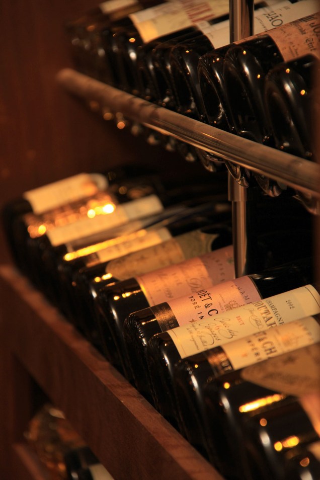 O restaurante curitibano Durski tem uma extensa carta de vinhos, com mais de 2500 rótulos de 23 países