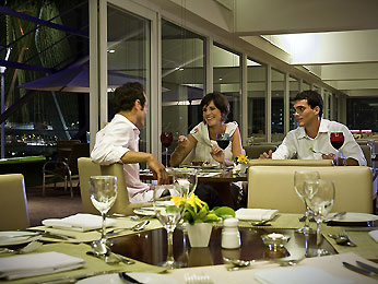 Um dos restaurantes do <strong>Novotel Morumbi</strong>, localizado em <a href="https://viajeaqui.abril.com.br/cidades/br-sp-sao-paulo" rel="São Paulo" target="_blank">São Paulo</a>, <a href="https://viajeaqui.abril.com.br/estados/br-sao-paulo" rel="São Paulo" target="_blank">São Paulo</a>