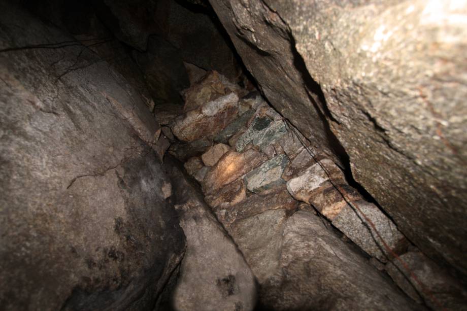 No interior do túnel é possível notar as pedras encaixadas nas fendas