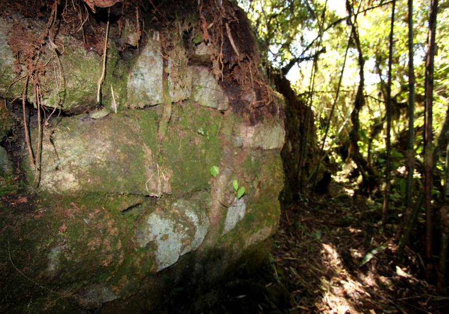 Muro de contenção do caminho com pedras geometricamente esculpidas