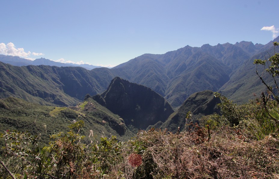À esquerda, é possível observar Machu Picchu, um dos mais instigantes destinos peruanos, sob a perspectiva do trecho recém-descoberto da Trilha Inca