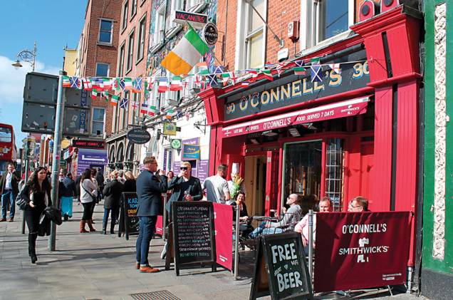 <strong><a href="http://viajeaqui.abril.com.br/cidades/irlanda-dublin" rel="DUBLIN" target="_blank">DUBLIN</a> COM MOHER</strong>                    Dona de cerca de 700 pubs, <a href="http://viajeaqui.abril.com.br/cidades/irlanda-dublin" rel="Dublin" target="_blank">Dublin</a>, a capital irlandesa, tem vida noturna agitada e charmosas construções do século 18. Lá, as cinco noites no econômico <a href="http://www.paramounthotel.ie/" rel="Paramount" target="_blank">Paramount</a> incluem passe de ônibus hop-on/hop-off, que leva aos principais atrativos da cidade – caso da Catedral de Saint Patrick e do Trinity College, a universidade mais antiga da <a href="http://viajeaqui.abril.com.br/paises/irlanda" rel="Irlanda" target="_blank">Irlanda</a>. Para apreciar as paisagens bucólicas do país, há também um passeio às Falésias de Moher, cujos penhascos de mais de 200 metros de altura se encontram com o mar.                    <strong>QUANDO:</strong> em agosto                    <strong>QUEM LEVA:</strong> <a href="http://pisa.tur.br/" rel="Pisa" target="_blank">Pisa</a>                    <strong>QUANTO:</strong> US$ 920 (sem aéreo)