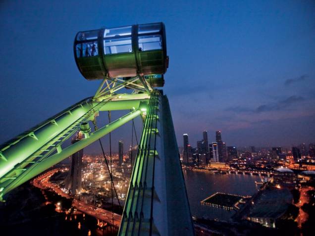 No Singapore Flyer, a maior roda-gigante do mundo, você pode jantar por 1.000 dólares em uma cápsula, com direito a mordomo, desfrutando de uma vista equivalente ao 40º andar de um prédio. Em 50 anos, essa ilha plana, que abriga uma cidade-Estado, floresceu em uma zona decadente ao redor de um porto colonial britânico No Singapore Flyer, a maior roda-gigante do mundo, você pode jantar por 1.000 dólares em uma cápsula, com direito a mordomo, desfrutando de uma vista equivalente ao 40º andar de um prédio. Em 50 anos, essa ilha plana, que abriga uma cidade-Estado, floresceu em uma zona decadente ao redor de um porto colonial britânico