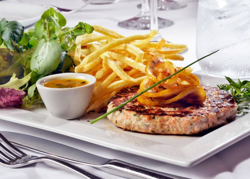 <a href="https://viajeaqui.abril.com.br/estabelecimentos/br-sp-sao-paulo-restaurante-o-pote-do-rei" rel="O Pote do Rei">O Pote do Rei</a>, em Pinheiros: o hambúrguer do rei compõe-se de tartare de salmão, alcaparras, ervas frescas, salada e redução de maracujá, acompanhado de fritas  <a href="https://viajeaqui.abril.com.br/estabelecimentos/br-sp-sao-paulo-restaurante-o-pote-do-rei" rel="O Pote do Rei">O Pote do Rei</a>, em Pinheiros: o hambúrguer do rei compõe-se de tartare de salmão, alcaparras, ervas frescas, salada e redução de maracujá, acompanhado de fritas