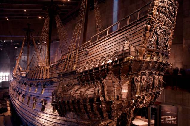 Em 10 de Agosto de 1628 o poderoso navio de guerra Vasa saiu glorioso para sua viagem inaugural. Ela duraria pouco mais de um quilômetro, emborcando de um lado e afundando, uma verdadeira comoção em toda a Suécia. Na década de 1950, exatos 333 anos após o naufrágio, ele seria resgatado do lodo em incrível estado de preservação e hoje encontra-se em um museu especialmente construído para ele em Estocolmo
