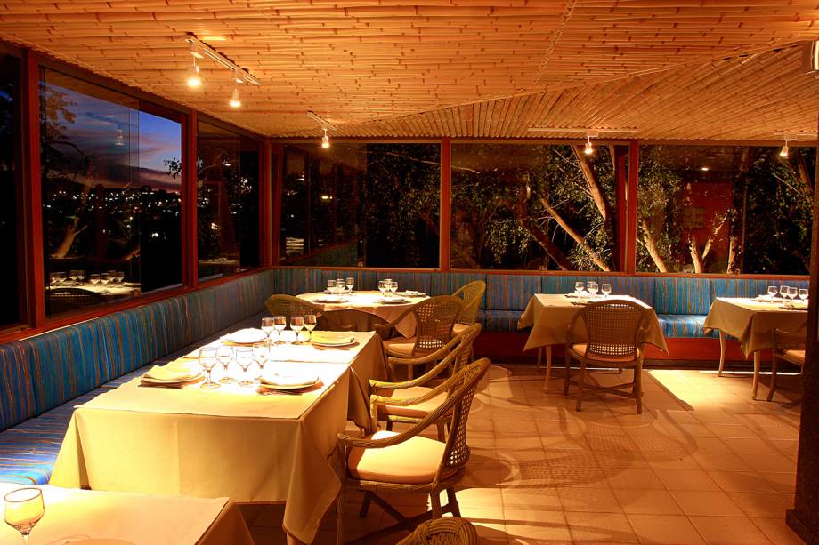 <strong><a href="https://www.booking.com/hotel/br/oasis-spa-gravata.pt-br.html?aid=332455;label=oasis-spa-gravata-x9vGsiawE7%2Aiw6lf2btehQS169205910661%3Apl%3Ata%3Ap1%3Ap2%3Aac%3Aap1t1%3Aneg%3Afi%3Atikwd-25108790427%3Alp1031549%3Ali%3Adec%3Adm;sid=b6bf542626b1a2c7a9951e44506f270a;dest_id=-645427;dest_type=city;dist=0;group_adults=2;hapos=1;hpos=1;room1=A%2CA;sb_price_type=total;sr_order=popularity;srepoch=1565730633;srpvid=5b0894e4db220290;type=total;ucfs=1&#hotelTmpl" target="_blank" rel="noopener">Oásis Boutique Hotel & Spa</a> – <a href="http://viajeaqui.abril.com.br/cidades/br-pe-gravata" target="_blank" rel="noopener">Gravatá</a> (PE)</strong>A cidade serrana de Gravatá, a 86 quilômetros de Recife, tem o clima mais frio da região. É lá que está o Oásis Boutique Hotel & Spa, com diversos serviços de relaxamento como massagens e tratamentos de estética. Na hora do sono, os quartos trazem conforto nos detalhes, como travesseiros de pena de ganso e enxoval de qualidade. Para os casais em lua de mel, a pousada prepara o ambiente romântico com flores e mimos, como chocolates, vinho espumante e café da manhã no quarto