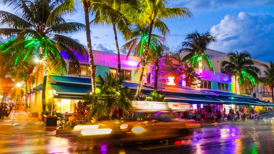 <strong>Ocean Drive, <a href="http://viajeaqui.abril.com.br/cidades/estados-unidos-miami" rel="Miami" target="_blank">Miami</a></strong>    Os coloridos prédios em estilo art déco da década de 1920 e os letreiros neon proporcionam um clima peculiar e charmoso à via. Tal ambientação só fica completa com os assíduos e bronzeados frequentadores das praias em frente